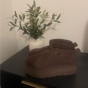 Ugg Ultra Mini Platform in Burnt Cedar (Women’s Size 10)